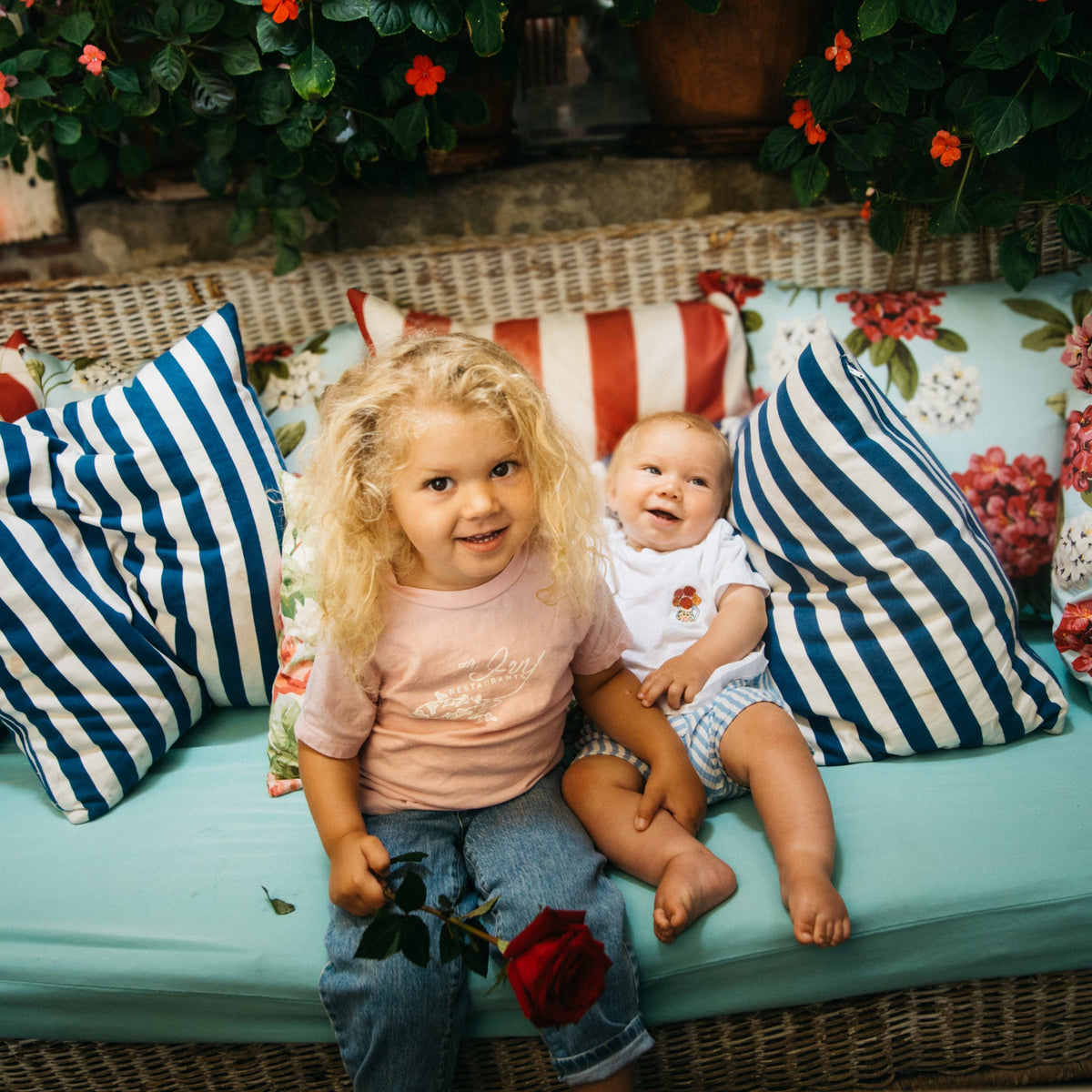¡Piensa en rosa! Camiseta de The Ivy Logo para niños pequeños