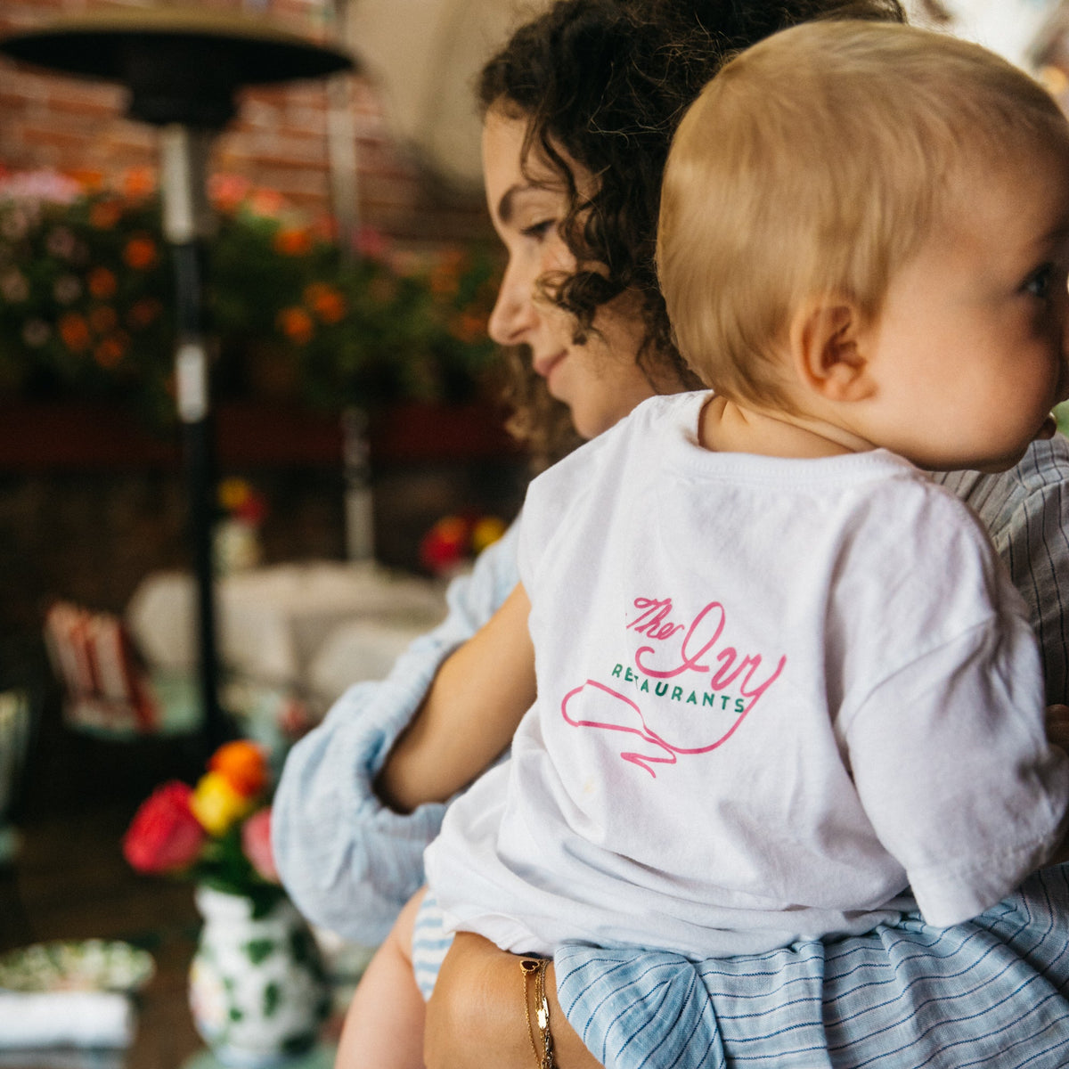 Camiseta para niña pequeña Ivy Rose Bouquet
